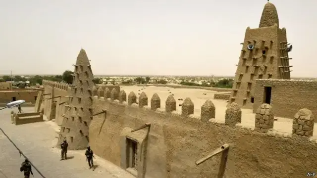 Insurgentes do Mali emboscam comboio militar; fonte afirma que mais de 50 morreram Insurgentes do Mali emboscam comboio militar; fonte afirma que mais de 50 morreram