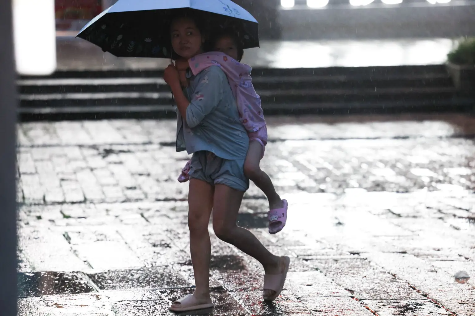 China: tufão Bavi enfraquece, mas ainda provoca ventos fortes e chuva