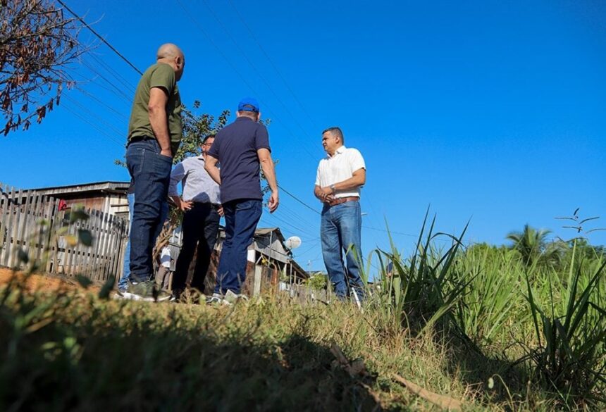 Prefeito vistoria ruas do Seis de Agosto e anuncia melhorias antes das festividades do bairro