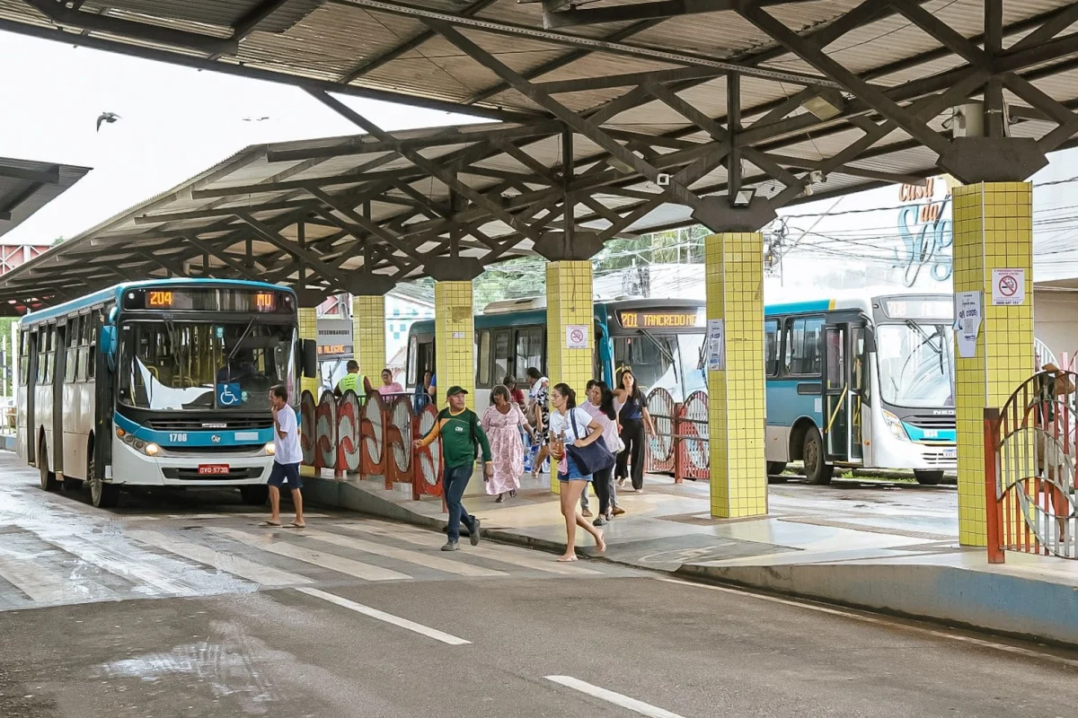 Rbtrans busca reforço na frota de ônibus em Rio Branco Crise no transporte público: RBTrans convoca donos de vans, micro-ônibus e ônibus para reforçar frota em Rio Branco