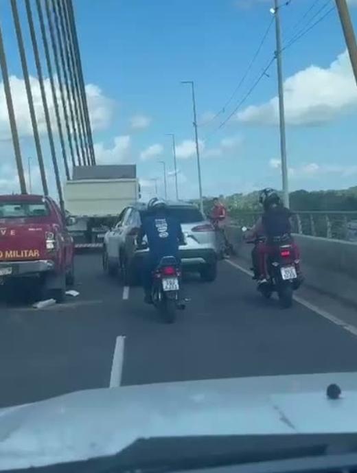 Motociclista colide com viatura dos Bombeiros na Ponte da União, em Cruzeiro do Sul