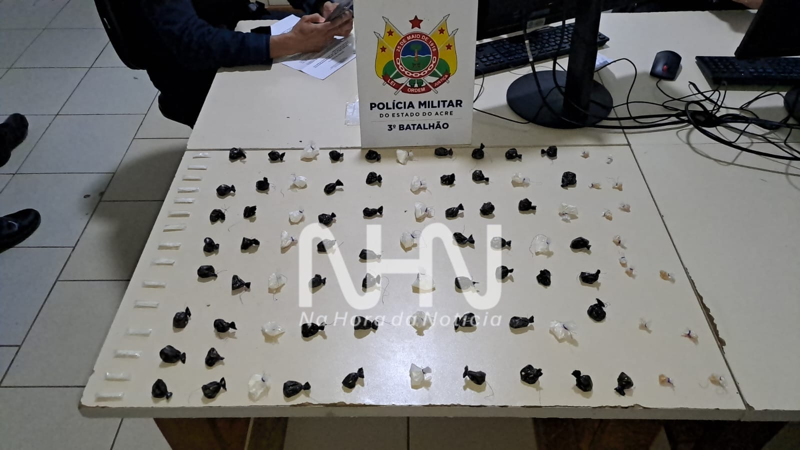 Suspeito tenta esconder sacola com drogas, mas acaba preso pela Força Tática em Rio Branco Suspeito tenta esconder sacola com drogas, mas acaba preso pela Força Tática em Rio Branco