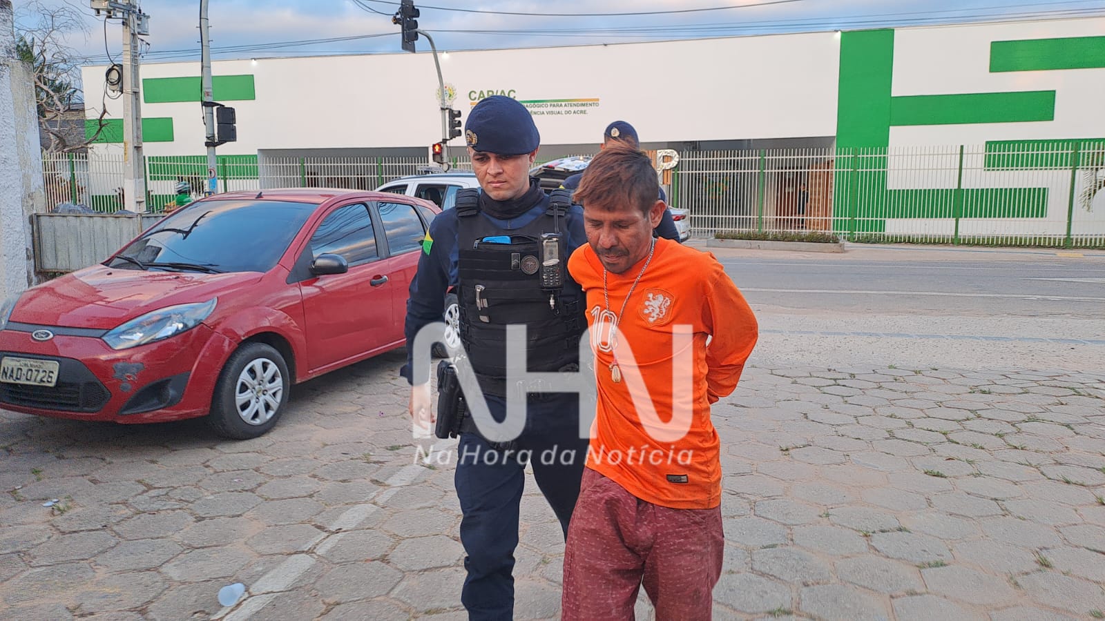 Suspeito tenta esconder sacola com drogas, mas acaba preso pela Força Tática em Rio Branco Suspeito tenta esconder sacola com drogas, mas acaba preso pela Força Tática em Rio Branco