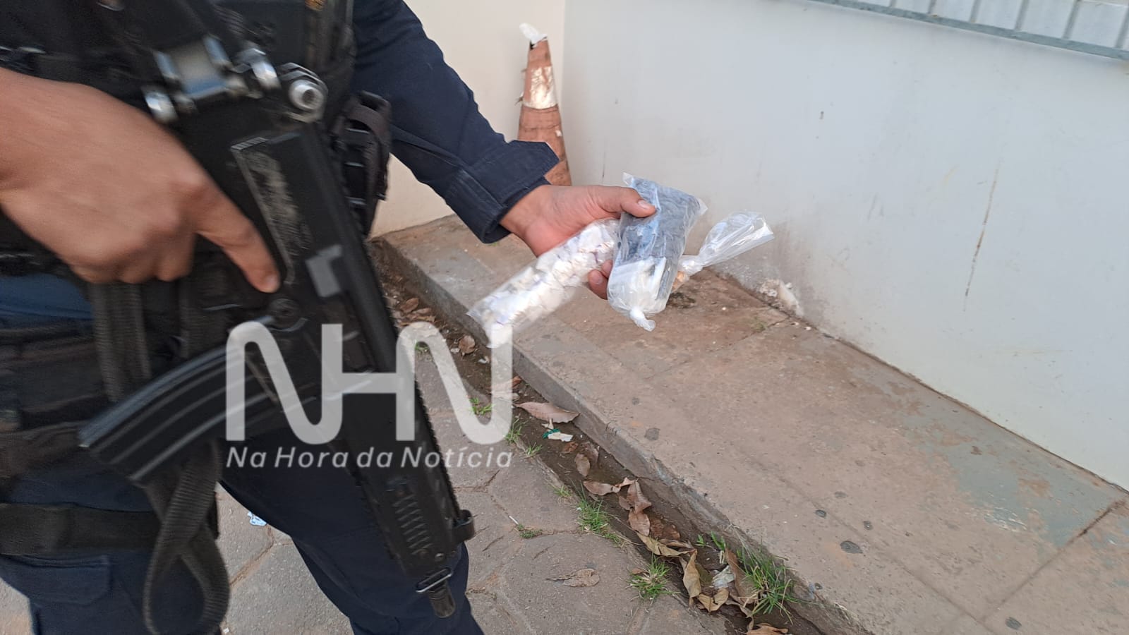 Suspeito tenta esconder sacola com drogas, mas acaba preso pela Força Tática em Rio Branco Suspeito tenta esconder sacola com drogas, mas acaba preso pela Força Tática em Rio Branco