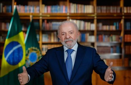 A 90 dias da eleição, racha na oposição beneficia Lula, que enfrenta pressões externas e escândalos A 90 dias da eleição, racha na oposição beneficia Lula, que enfrenta pressões externas e escândalos