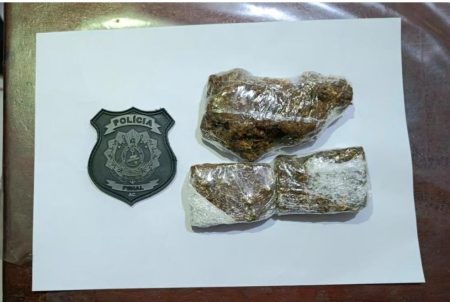 DEU RUIM: Mulher tenta levar drogas e cartas escondidas no sutiã para presídio de Tarauacá e é detida DEU RUIM: Mulher tenta levar drogas e cartas escondidas no sutiã para presídio de Tarauacá e é detida