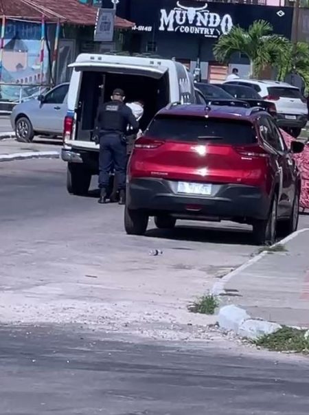 Adolescente é apreendido após tentar assalto à loja Vivo em Cruzeiro do Sul; funcionário reagiu ao perceber arma falsa Adolescente é apreendido após tentar assalto à loja Vivo em Cruzeiro do Sul; funcionário reagiu ao perceber arma falsa