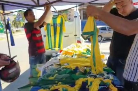 Clima de Copa: camisas da Seleção e bolões movimentam Cruzeiro do Sul antes de Brasil x Noruega