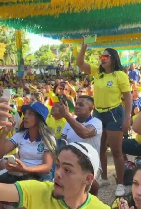 Frustração toma conta da torcida após Brasil perder pênalti na Praça da Revolução Frustração toma conta da torcida após Brasil perder pênalti na Praça da Revolução