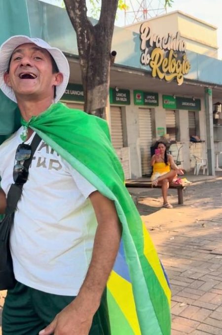 Com bandeira de quase 40 anos, torcedor acreano carrega tradição na Praça da Revolução Com bandeira de quase 40 anos, torcedor acreano carrega tradição na Praça da Revolução