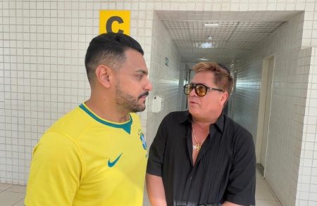 Leonardo chega a Cruzeiro do Sul e analisa Brasil x Noruega antes de show de encerramento da Expoacre Juruá