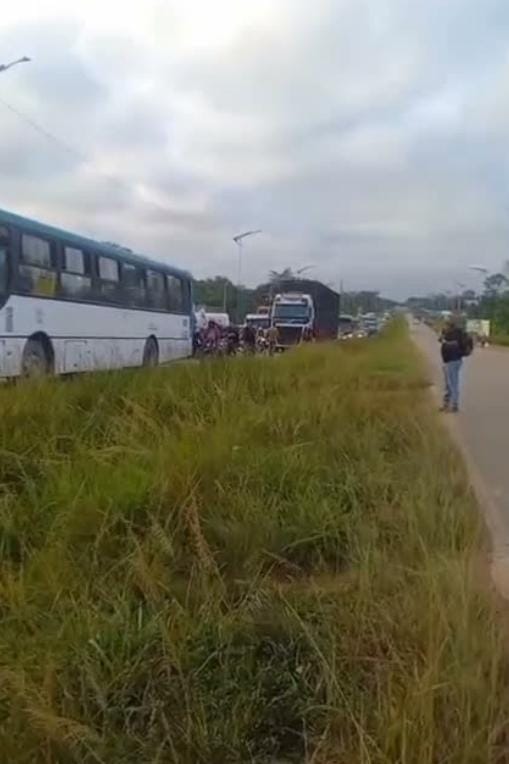 Moradores fecham BR-364 em protesto e reivindicam obras há três anos na Vila Maria