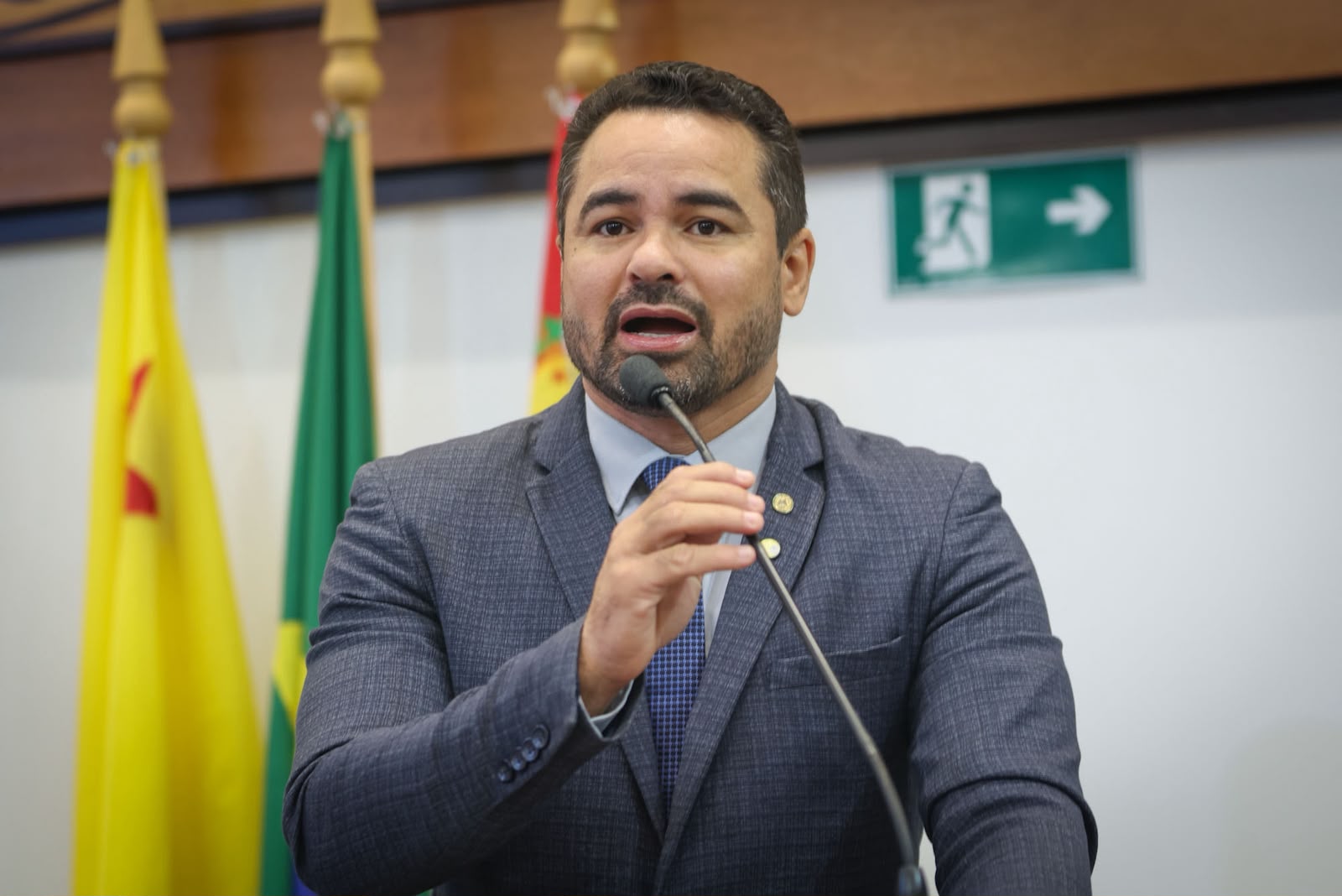 PROJETO DE INICIATIVA DO DEPUTADO ARLENILSON CUNHA, QUE REGULAMENTA A CARGA HORÁRIA DE PSICÓLOGOS E ASSISTENTES SOCIAIS, É APROVADO NA ALEAC