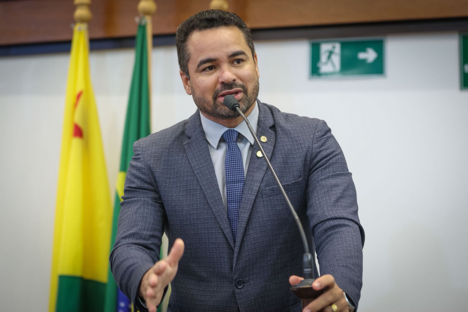 PROJETO DE INICIATIVA DO DEPUTADO ARLENILSON CUNHA, QUE REGULAMENTA A CARGA HORÁRIA DE PSICÓLOGOS E ASSISTENTES SOCIAIS, É APROVADO NA ALEAC