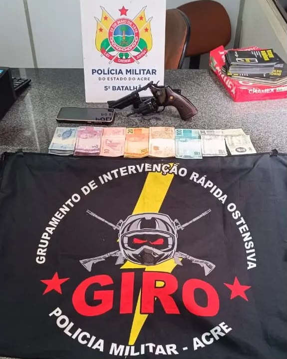 Condutor sem CNH é preso após PM encontrar revólver com numeração raspada durante abordagem em Brasiléia