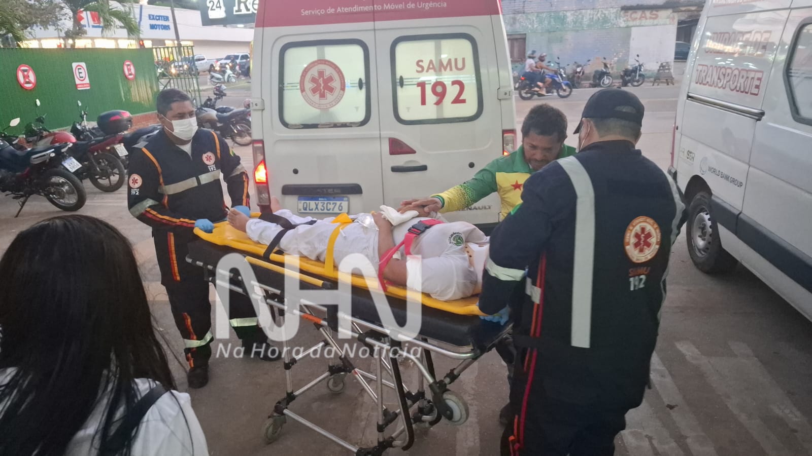 Trabalhadora é socorrida pelo Samu após sofrer queda e bater a cabeça durante expediente na Cooperacre, em Rio Branco