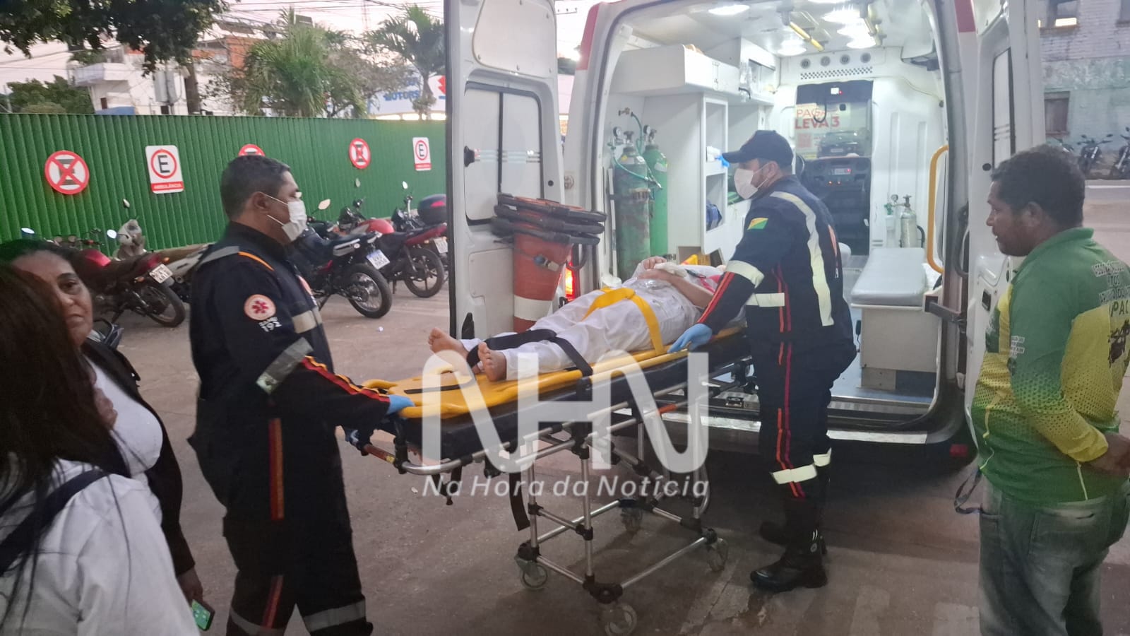 Trabalhadora é socorrida pelo Samu após sofrer queda e bater a cabeça durante expediente na Cooperacre, em Rio Branco