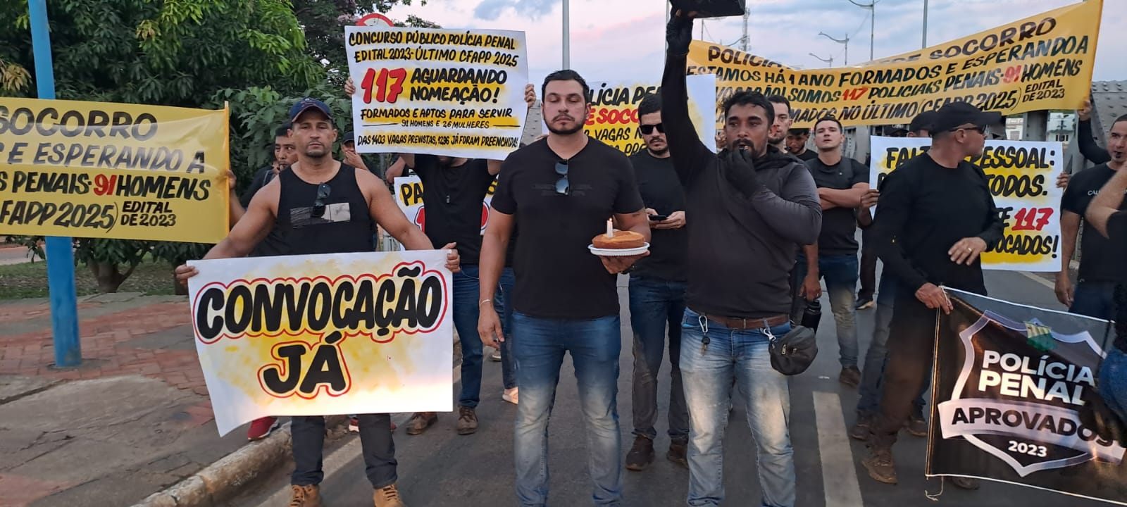 Formandos da Polícia Penal protestam na Ponte JK e cobram nomeação após um ano de espera