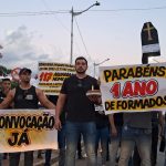 Formandos da Polícia Penal protestam na Ponte JK e cobram nomeação após um ano de espera Formandos da Polícia Penal protestam na Ponte JK e cobram nomeação após um ano de espera