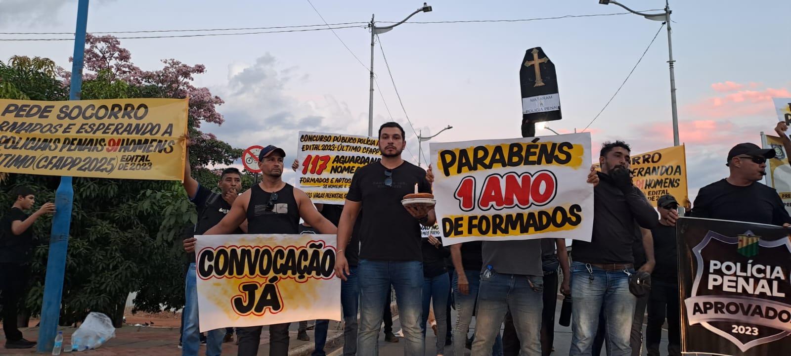 Formandos da Polícia Penal protestam na Ponte JK e cobram nomeação após um ano de espera
