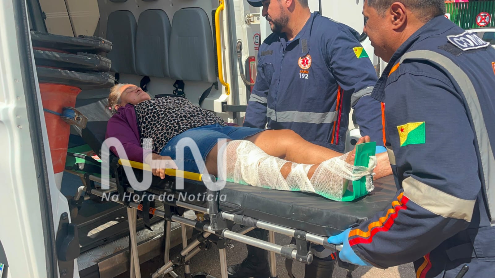 Mulheres ficam feridas após queda de motocicleta ao desviarem de buraco no bairro Areal, em Rio Branco Mulheres ficam feridas após queda de motocicleta ao desviarem de buraco no bairro Areal, em Rio Branco