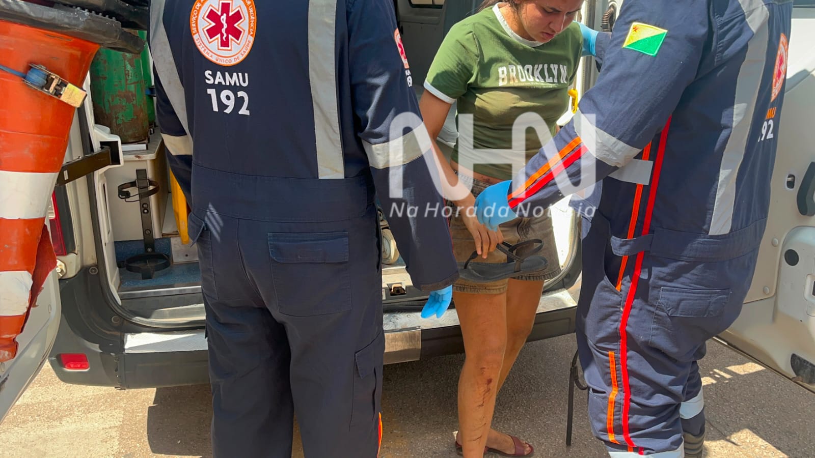 Mulheres ficam feridas após queda de motocicleta ao desviarem de buraco no bairro Areal, em Rio Branco Mulheres ficam feridas após queda de motocicleta ao desviarem de buraco no bairro Areal, em Rio Branco