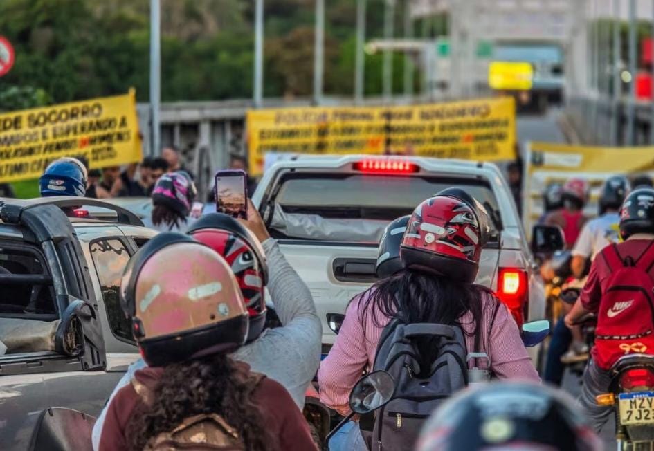Formandos da Polícia Penal fecham Ponte JK em protesto por nomeação no Acre