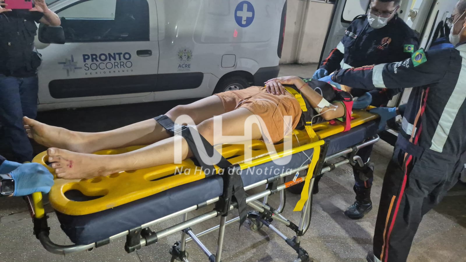 Jovem sofre traumatismo craniano após acidente envolvendo motocicleta e bicicleta na Vila Benfica, em Rio Branco