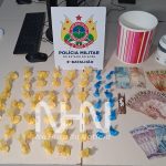 Força Tática flagra suspeito manipulando drogas e prende monitorado por tráfico no bairro Jorge Lavocat, em Rio Branco