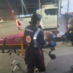 Jovem fica ferida após colisão entre carro e motocicleta em rotatória da Avenida Dias Martins, em Rio Branco