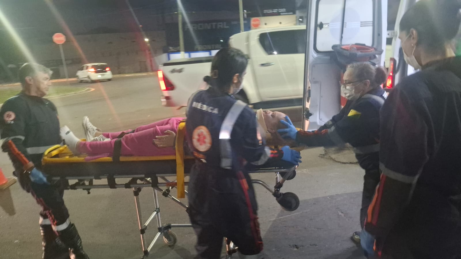 Jovem fica ferida após colisão entre carro e motocicleta em rotatória da Avenida Dias Martins, em Rio Branco