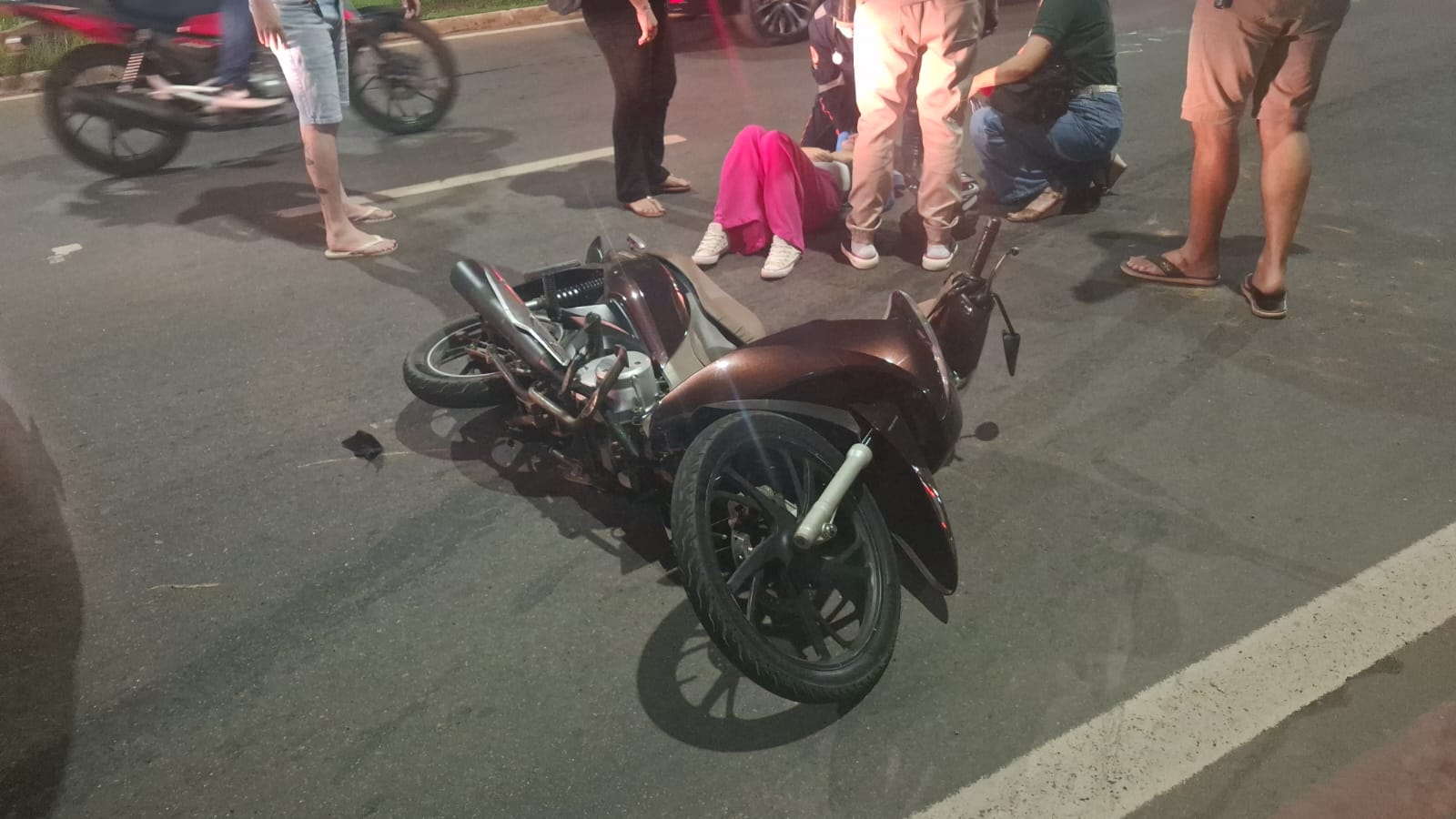 Jovem fica ferida após colisão entre carro e motocicleta em rotatória da Avenida Dias Martins, em Rio Branco
