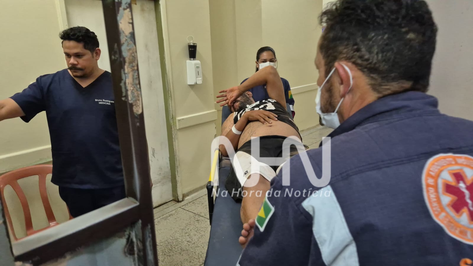 Motociclista sofre luxação no ombro após cair ao atingir buraco em rua do Loteamento Jaguar, em Rio Branco