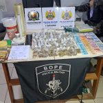 Casal é preso com grande quantidade de skank e mais de R$ 1,3 mil durante operação da PM em Rio Branco Casal é preso com grande quantidade de skank e mais de R$ 1,3 mil durante operação da PM em Rio Branco