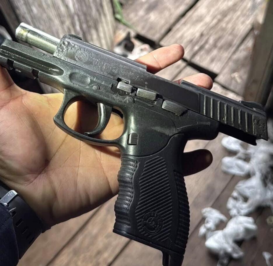 PM apreende drogas e arma e prende suspeito de tráfico em Tarauacá, no Acre PM apreende drogas e arma e prende suspeito de tráfico em Tarauacá, no Acre