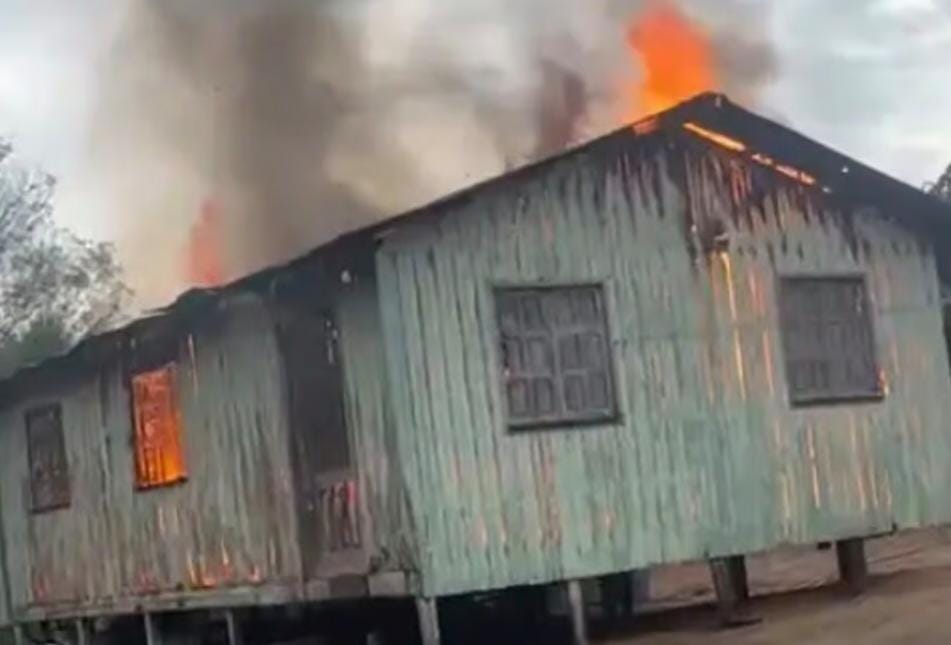 Incêndio consome residência no bairro João Alves, em Cruzeiro do Sul