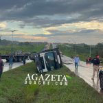 Carreta bitrem tomba na BR-364 em Rio Branco; motorista sai ileso Carreta bitrem carregada com gado tomba na BR-364 em Rio Branco; motorista sai ileso