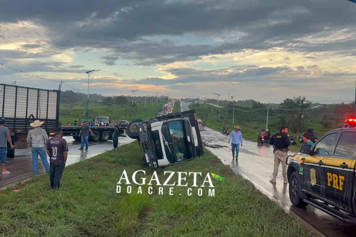 Carreta bitrem carregada com gado tomba na BR-364 em Rio Branco; motorista sai ileso