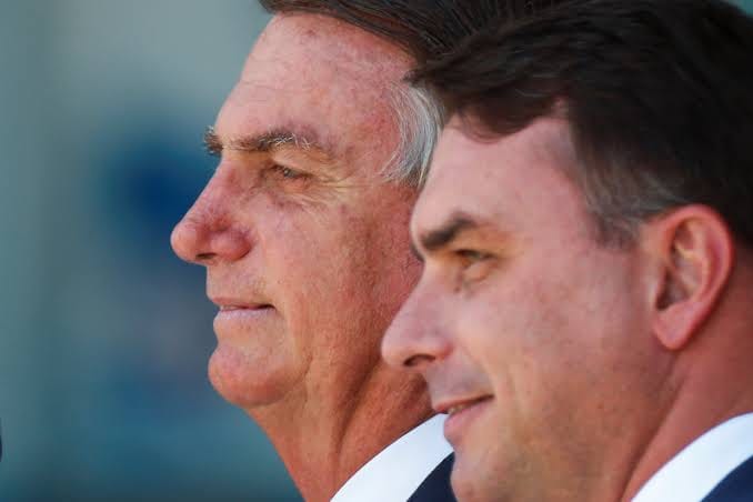 Moraes proíbe Flávio Bolsonaro de visitar Jair Bolsonaro por 90 dias