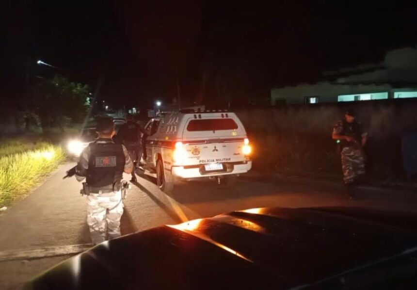 Homem avança com faca contra PMs e é detido com tiro de bala de borracha em Cruzeiro do Sul