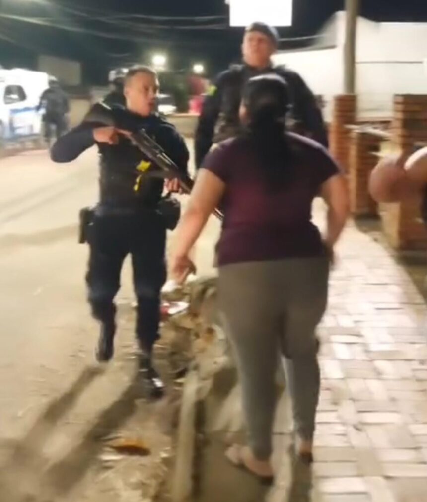 Prisão por desacato termina em tumulto e mobiliza reforço da Polícia Militar Baixada da Sobral, em Rio Branco Prisão por desacato termina em tumulto e mobiliza reforço da Polícia Militar Baixada da Sobral, em Rio Branco