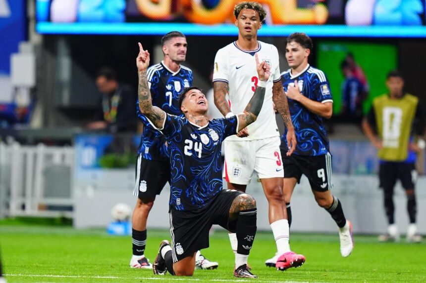 Argentina faz virada épica nos acréscimos e bate Inglaterra rumo à final Argentina faz virada épica nos acréscimos e bate Inglaterra rumo à final