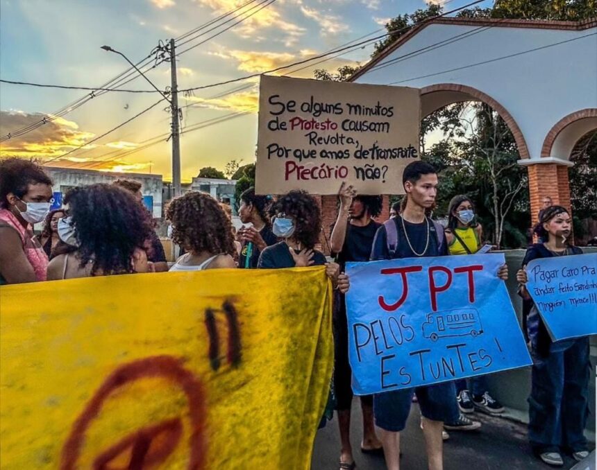 Estudantes fecham Avenida Ceará e contestam suposta normalização dos ônibus Estudantes fecham Avenida Ceará e contestam suposta normalização dos ônibus