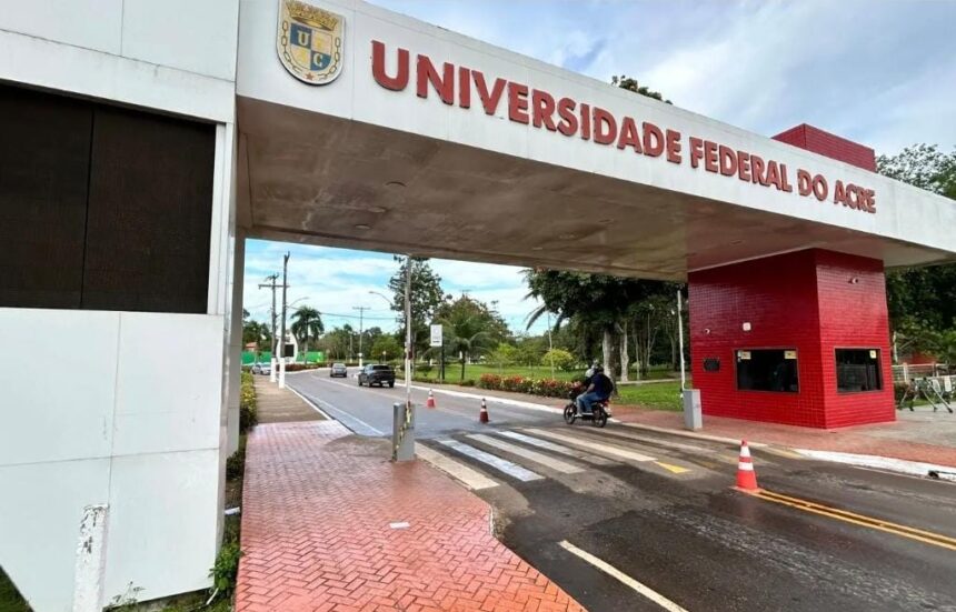 UFAC suspende aulas presenciais e declara semestre atípico até normalizar ônibus