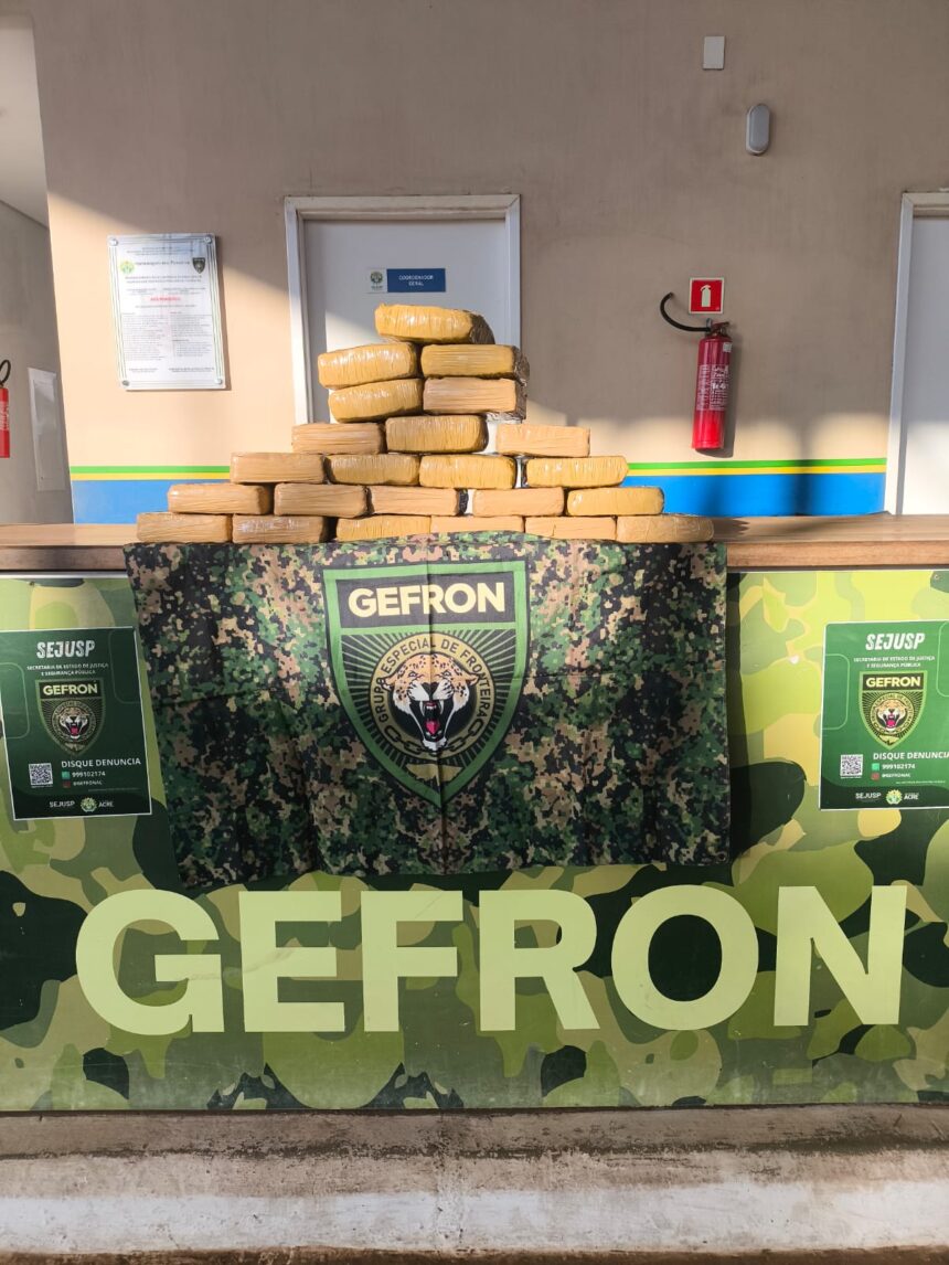 GEFRON intercepta caminhonete, apreende 23 quilos de skunk e prende dupla em Senador Guiomard