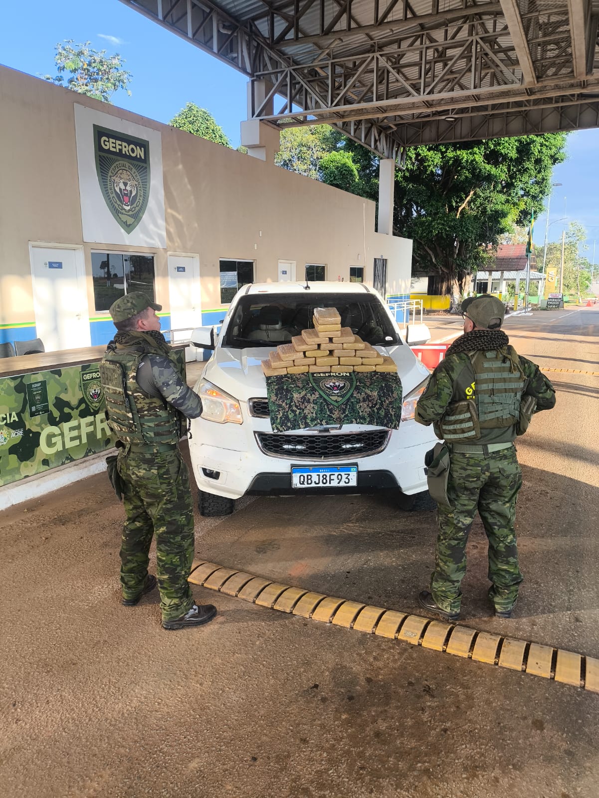 GEFRON intercepta caminhonete, apreende 23 quilos de skunk e prende dupla em Senador Guiomard