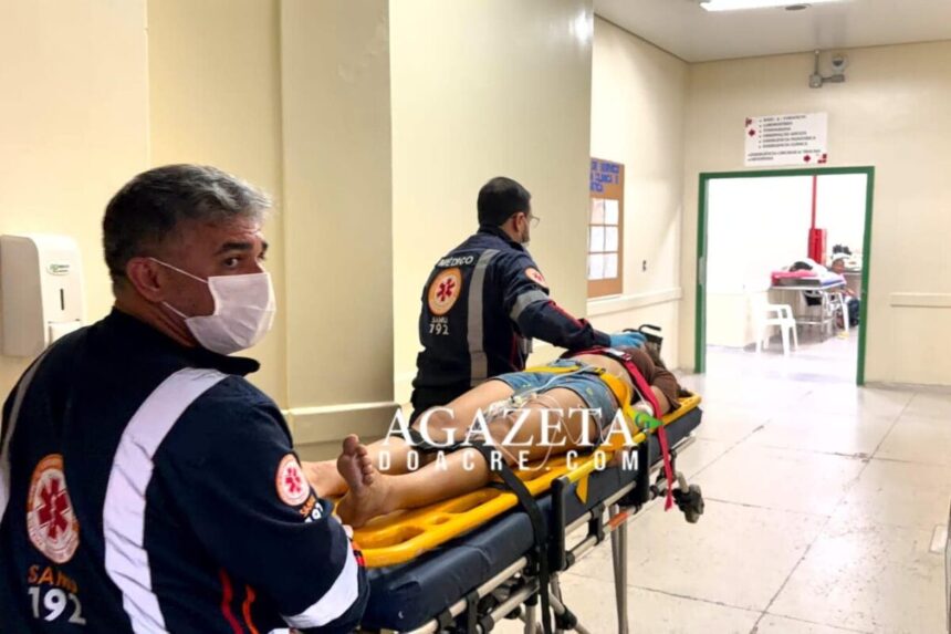 Acidente entre bicicleta e ônibus deixa jovem de 18 anos entubada Colisão entre bicicleta e ônibus deixa duas feridas em Rio Branco; jovem de 18 anos é entubada