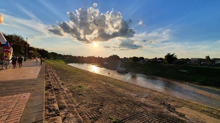 Quinta‑feira ensolarada e quente no Acre, com risco de chuva passageira