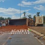 Carreta tomba em Rio Branco após falha mecânica Carreta carregada de barro tomba após falha mecânica em rotatória de Rio Branco