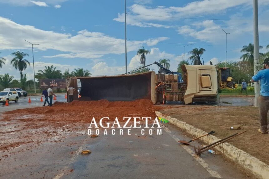 Carreta tomba em Rio Branco após falha mecânica Carreta carregada de barro tomba após falha mecânica em rotatória de Rio Branco